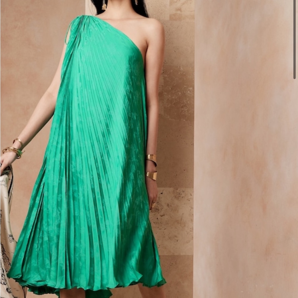 Banana Republic Kelly Green silk pleated dress